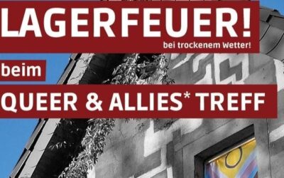 Graues, von Efeu bewachsenes Gebäude mit einer bunten Pride-Flagge im Fenster und dem Text QUEER & ALLIES* TREFF