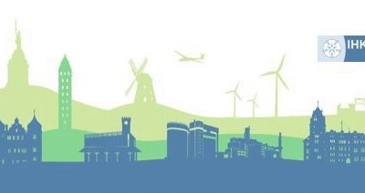 Skyline aus historischen Gebäuden, Industrieanlagen, Windrädern, einem Segelflugzeug und dem IHK-Logo in Blau und Grün