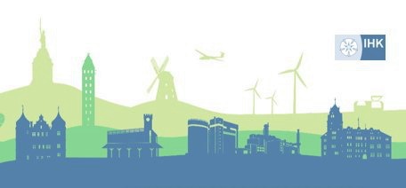 Skyline aus historischen Gebäuden, Industrieanlagen, Windrädern, einem Segelflugzeug und dem IHK-Logo in Blau und Grün