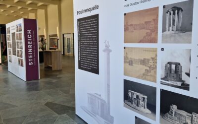 Ausstellungstafeln über „STEINREICH“ und die „Paulinenquelle“ mit historischen Skizzen und Modellen von Gebäuden und