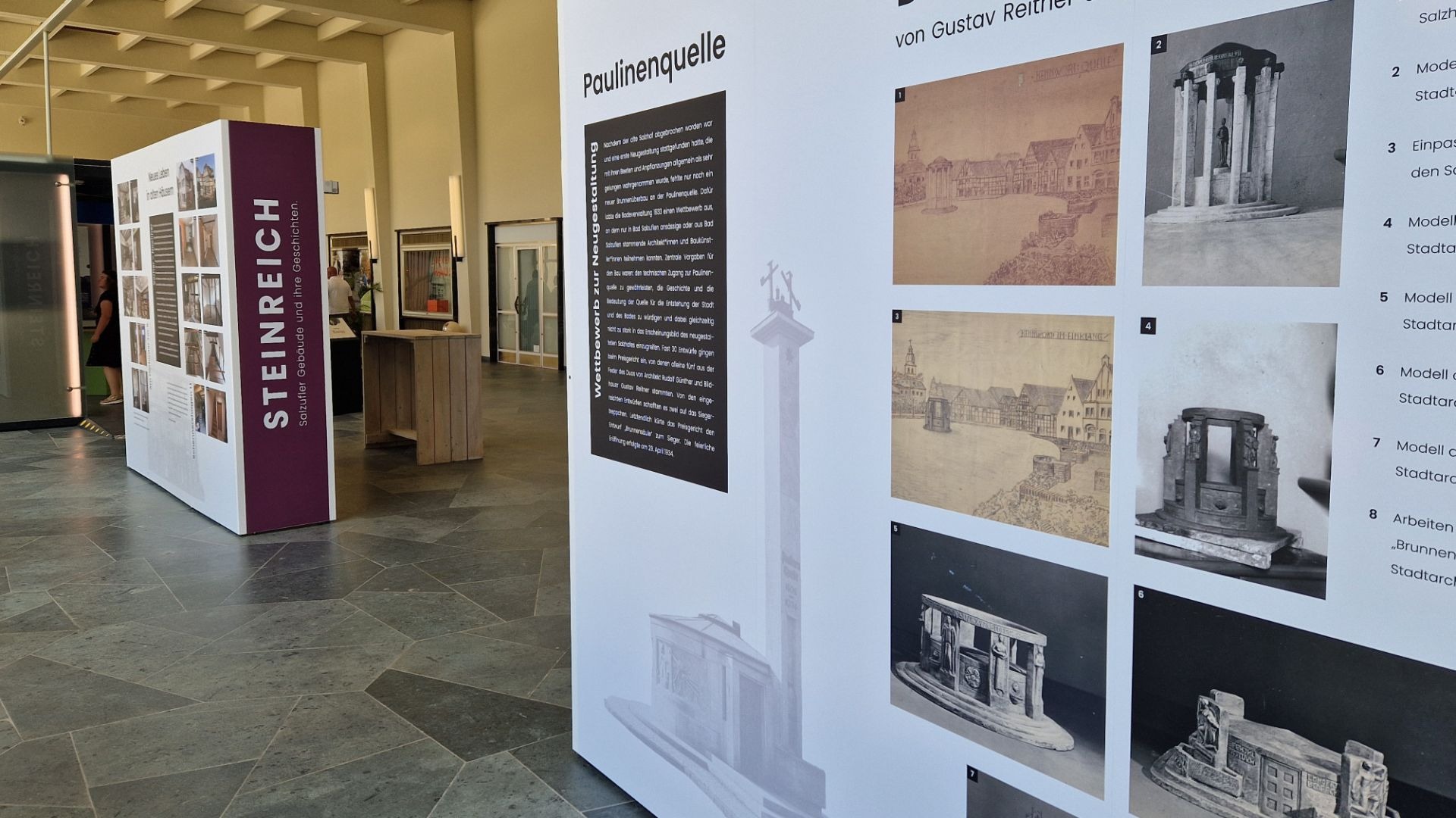Ausstellungstafeln über „STEINREICH“ und die „Paulinenquelle“ mit historischen Skizzen und Modellen von Gebäuden und
