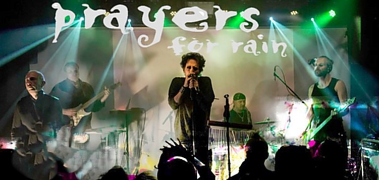 Band Prayers For Rain spielt live auf der Bühne mit Sänger, Gitarren, Bass und Keyboard unter Bühnenlichtern