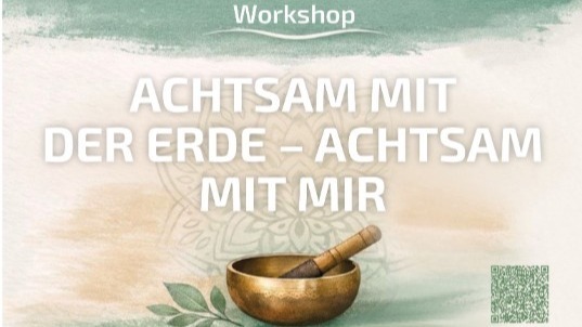 Text "Workshop: Achtsam mit der Erde – Achtsam mit mir" über goldener Klangschale mit Klöppel und grünen Blättern