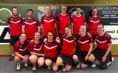 Elf Spieler des Sportkegelvereins Greste-Lage in roten Trikots, sechs Männer stehend, fünf Frauen kniend, lächeln in