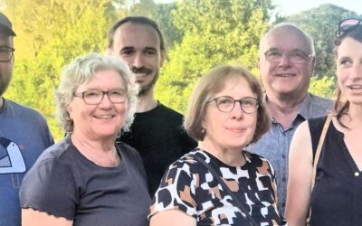 Sechs lächelnde Mitglieder eines Vorstandsteams stehen vor grünem Hintergrund