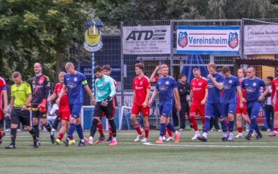 Fußballspieler in roten und blauen Trikots und Schiedsrichter in gelb und schwarz gehen auf grünem Sportplatz