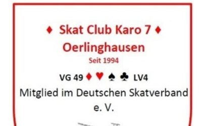 Rotes Wappen des Skat Club Karo 7 Oerlinghausen mit Schriftzug, Skatsymbolen und Segelflugzeug-Silhouette