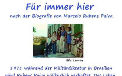 Sechs lächelnde Personen, eine erwachsene Frau und fünf Kinder, stehen auf einer Veranda vor einem Haus mit grünen
