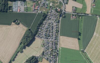 Leopoldshöhe mit Wohnhäusern, Ackerflächen, Waldstücken und einem Straßennetz