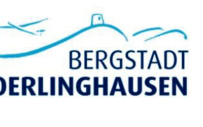 Logo mit stilisierten blauen Hügeln, einem Turm, einem Segelflugzeug und dem Schriftzug Bergstadt Oerlinghausen