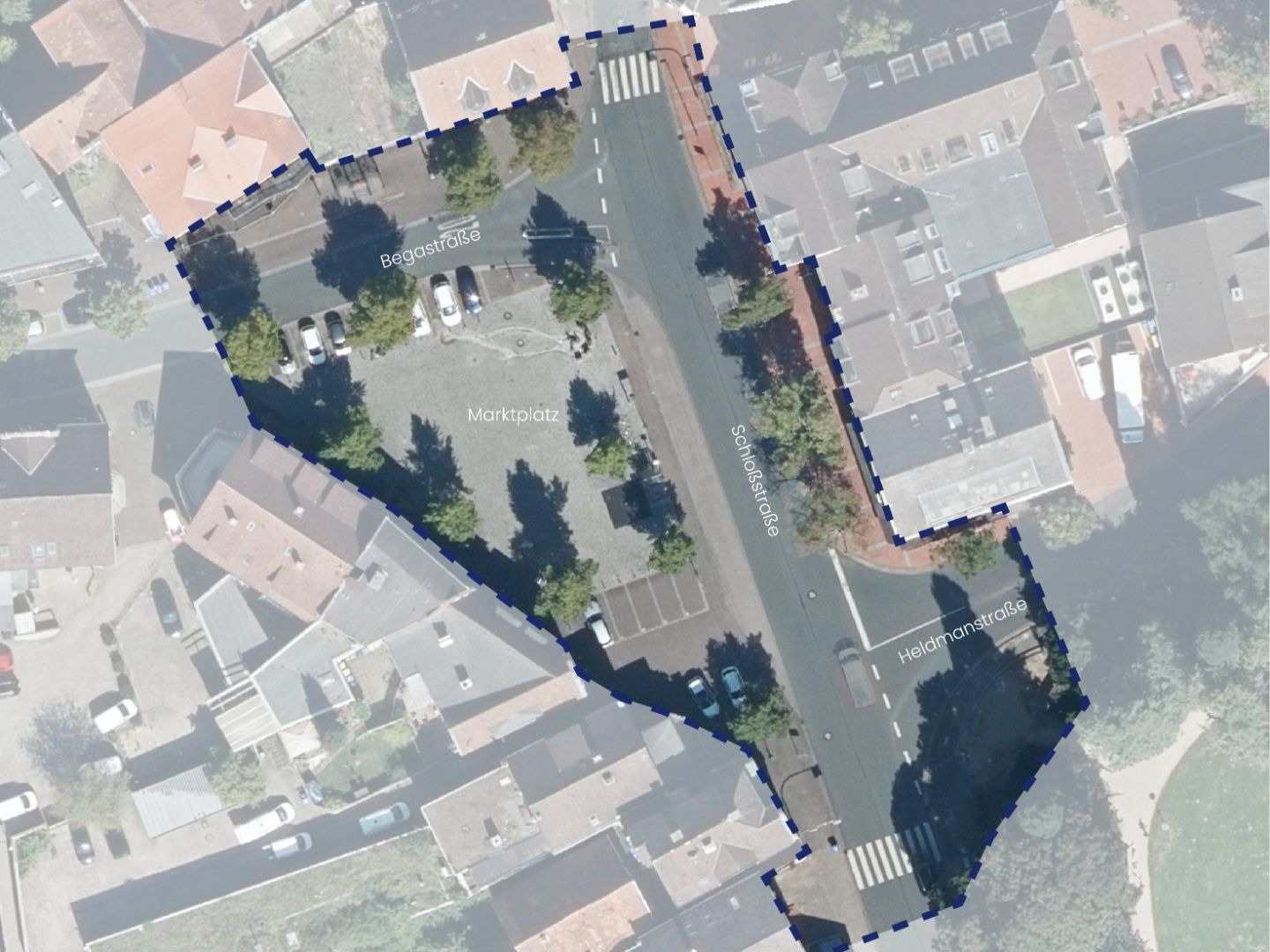 Luftbild eines Stadtareals mit Marktplatz, Begastraße, Schloßstraße und Heldmanstraße, von blauer Linie umgrenzt