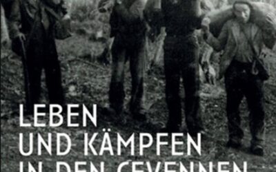 Vier Männer in einfacher Kleidung tragen große Säcke auf den Schultern durch einen Wald
